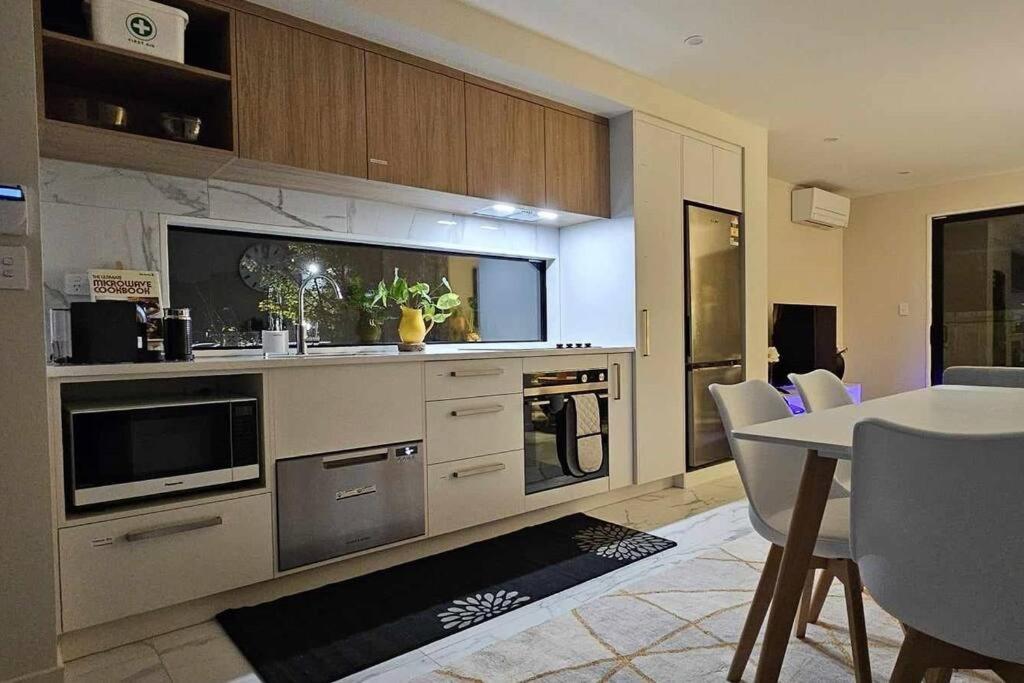 2-Bedroom Ensuite, Close To City, Comfortable, Accessible With Own Parking Christchurch Buitenkant foto
