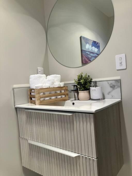 2-Bedroom Ensuite, Close To City, Comfortable, Accessible With Own Parking Christchurch Buitenkant foto